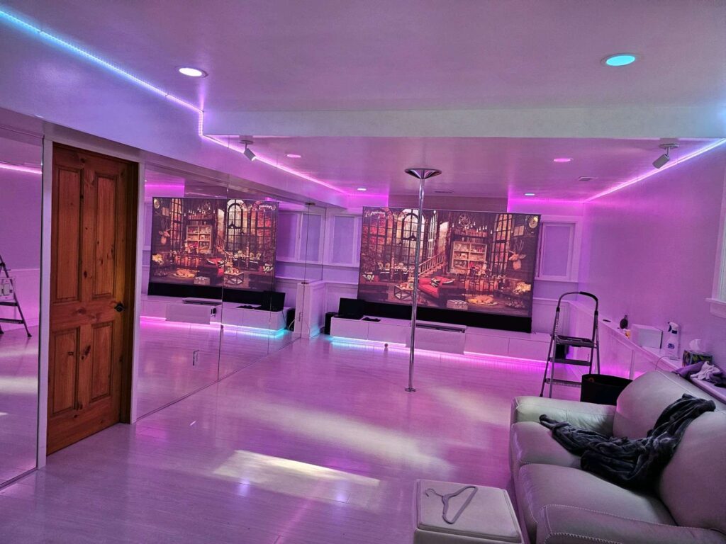 Transformed Seattle Living Room into Stylish Home Dance Studio with Hardwood Floors, Mirrors, and Ample Space for Dancers – Ideal Space for Dance Enthusiasts and Choreographers in the Emerald City